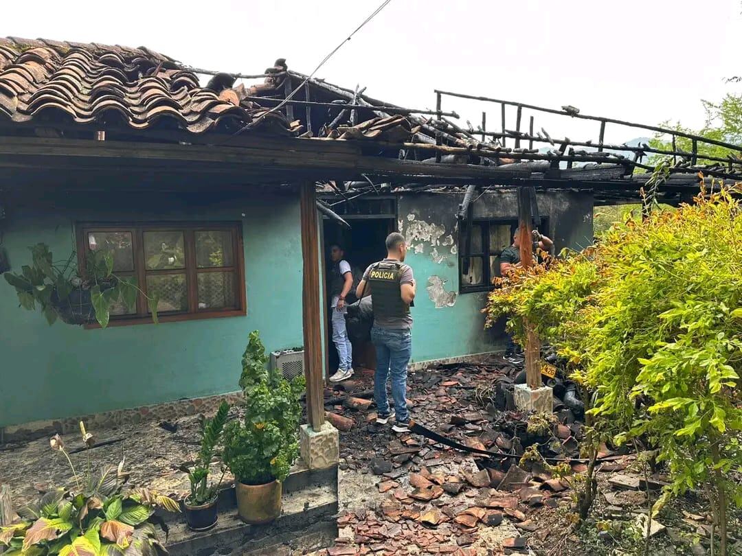 Funcionarios de la Policía y de la alcaldía de Caloto llegaron al sitio de los hechos para recolectar información que permita adelanta la investigación de este caso, registrado en la madrugada de este domingo 17 de noviembre.