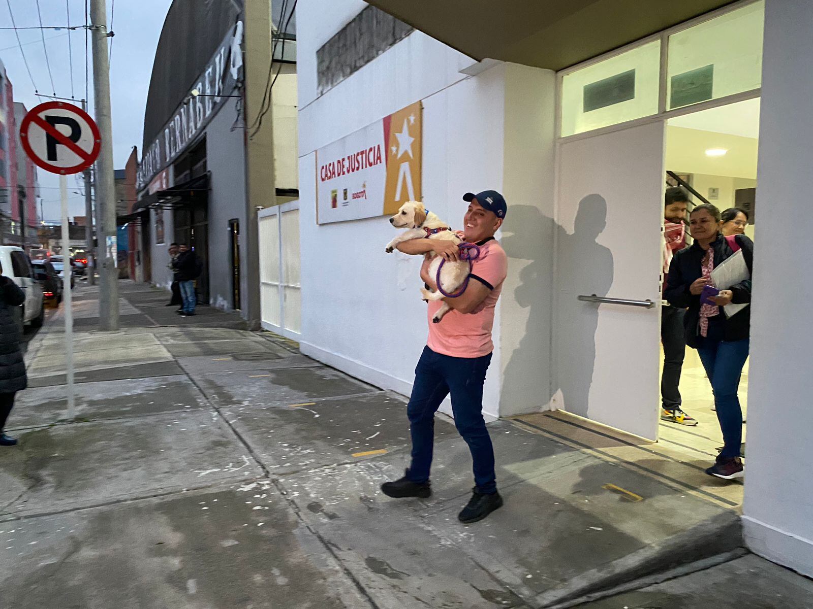 Justin, el perro de la familia Rivera Murcia después de ser liberado.