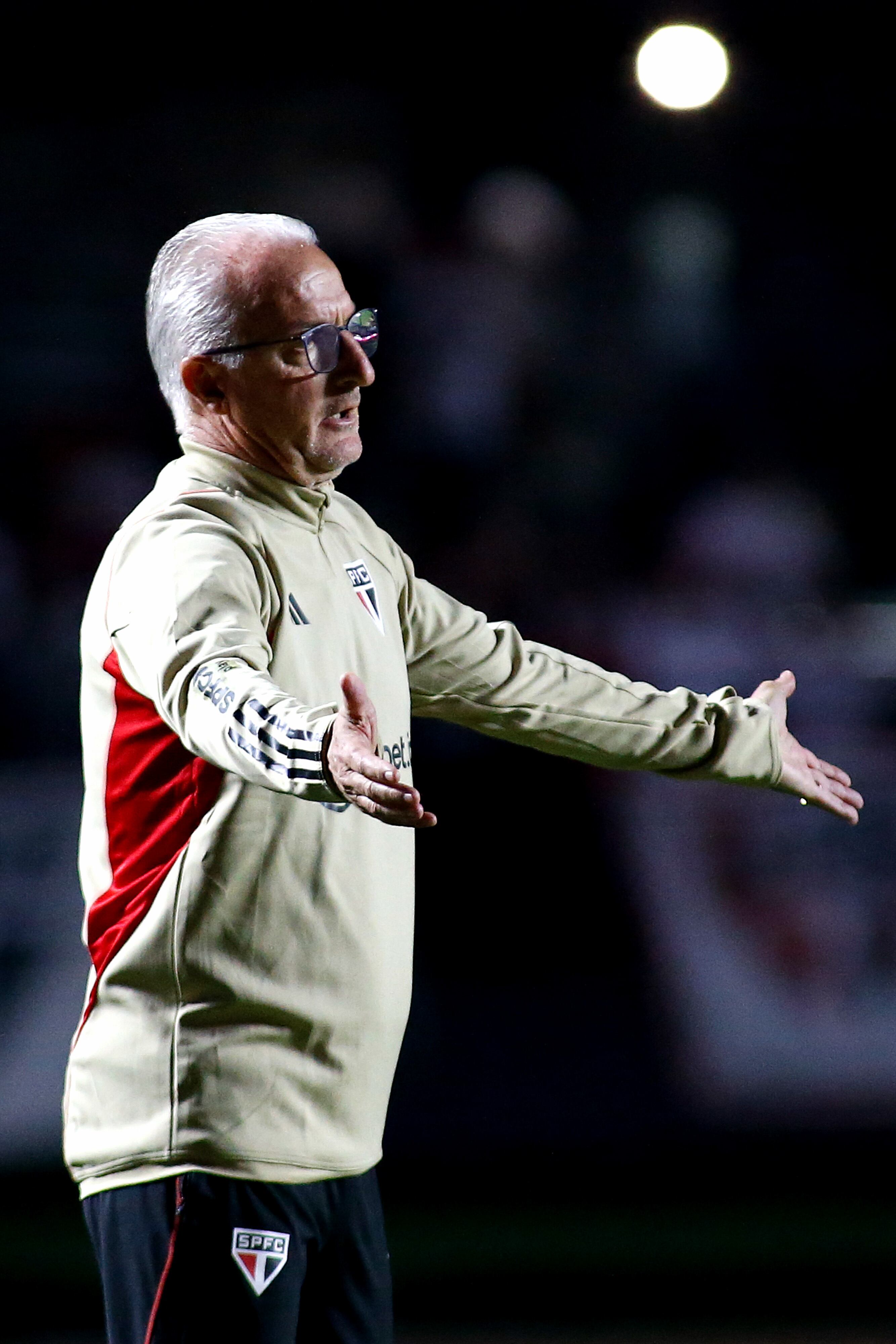 SAO PAULO, BRAZIL - AUGUST 31: Dorival Junior, Head coach of Sao Paulo gestures during a Copa CONMEBOL Sudamericana 2023 quarterfinal second leg match between Sao Paulo and LDU Quito at Morumbi Stadium on August 31, 2023 in Sao Paulo, Brazil. (Photo by Miguel Schincariol/Getty Images)