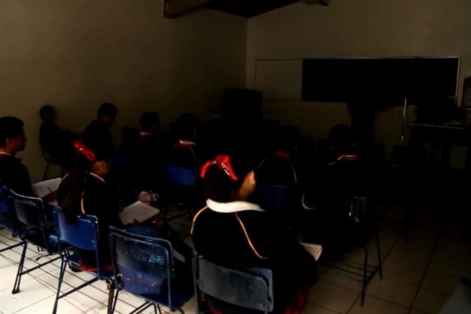 Por una deuda, estudiantes de un colegio en Teorama, Norte de Santander, reciben clases a oscuras.
