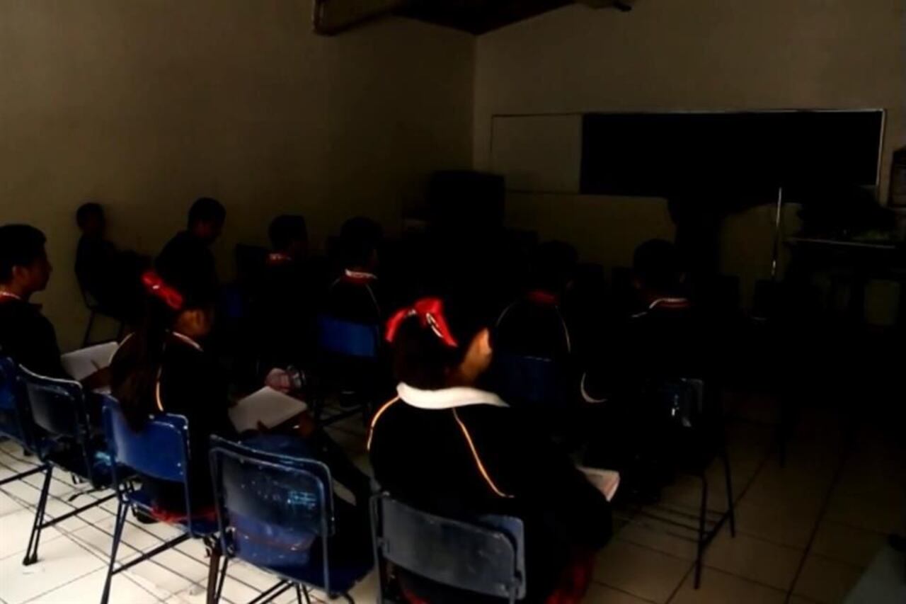 Por una deuda, estudiantes de un colegio en Teorama, Norte de Santander, reciben clases a oscuras.