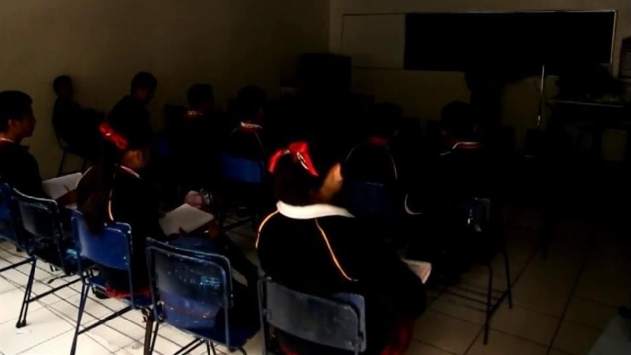 Por una deuda, estudiantes de un colegio en Teorama, Norte de Santander, reciben clases a oscuras.