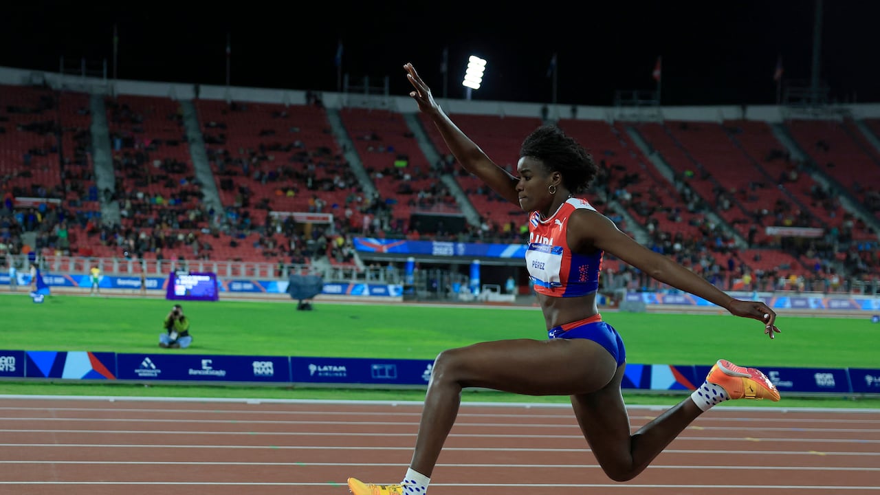 La cubana Leyanis Pérez Hernández compite durante la final de triple salto femenino de los Juegos Panamericanos Santiago 2023 en el Estadio Nacional de Santiago el 2 de noviembre de 2023. (Foto de MARTIN BERNETTI / AFP)
