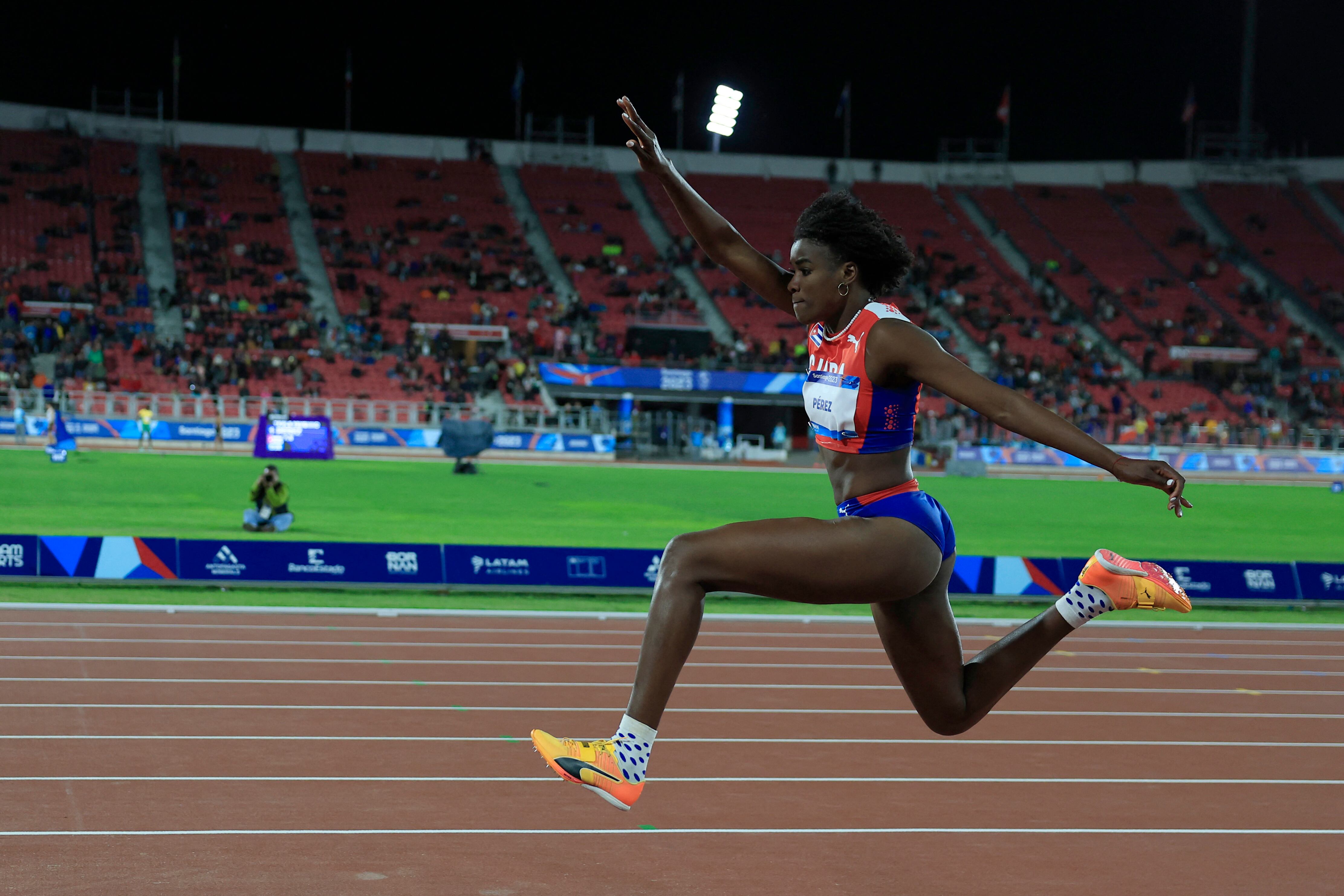 La cubana Leyanis Pérez Hernández compite durante la final de triple salto femenino de los Juegos Panamericanos Santiago 2023 en el Estadio Nacional de Santiago el 2 de noviembre de 2023. (Foto de MARTIN BERNETTI / AFP)