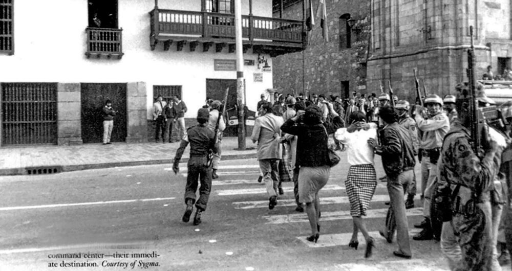 Durante la retoma fueron rescatados varios ciudadanos que estaban dentro del Palacio y los trasladaron a la icónica casa esquinera de Bogotá. 