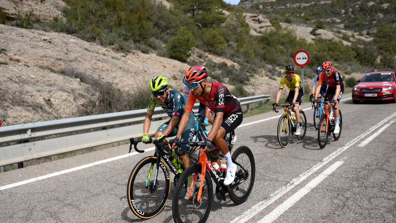 Sergio Higuita hablando con Egan Bernal en la Vuelta a Cataluña 2024