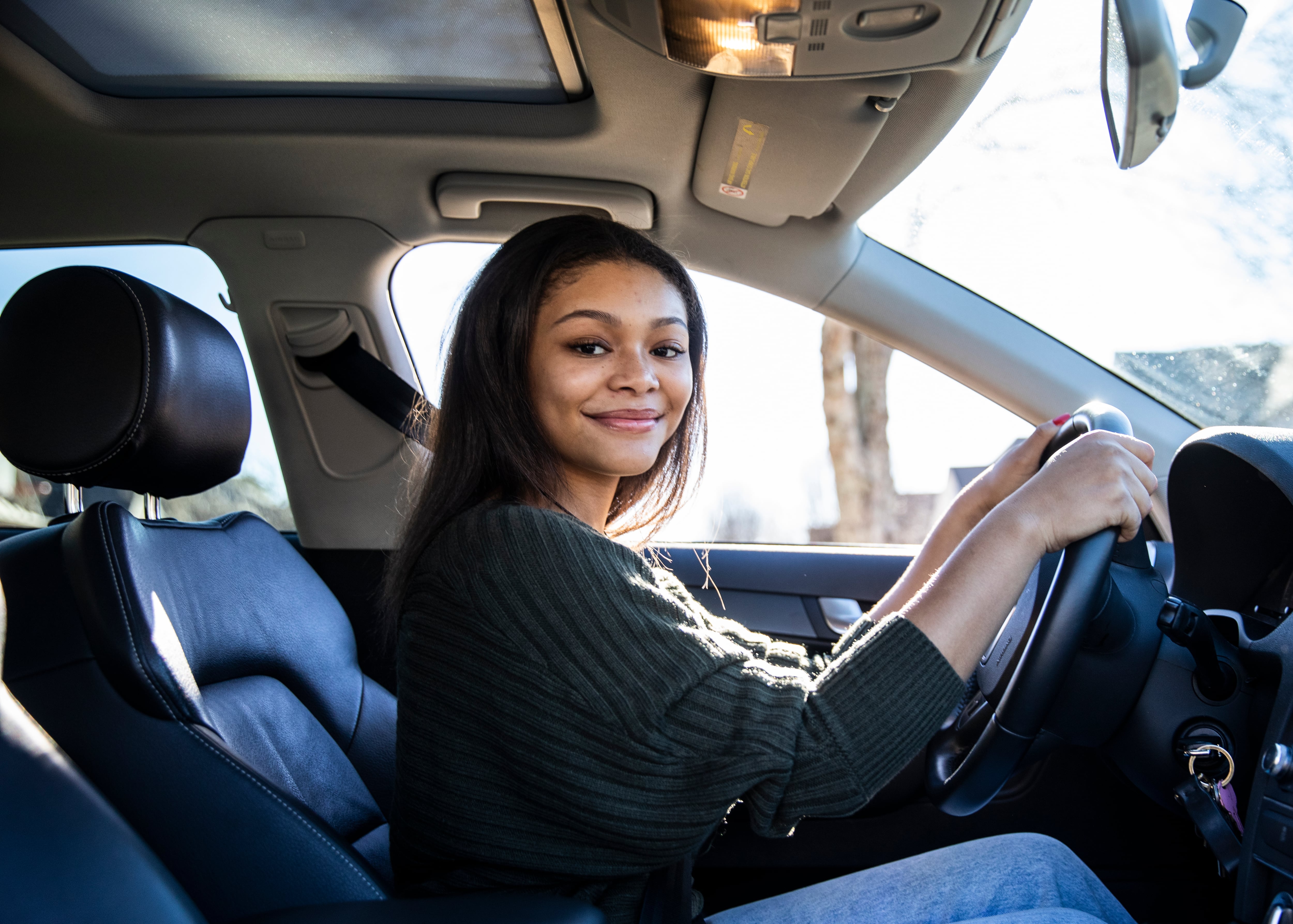 Las pruebas de manejo en inglés y la digitalización de certificados médicos buscan garantizar la seguridad y la legalidad en las carreteras estadounidenses.