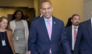 Con 53 años, Hakeem Jeffries, sucederá a Nancy Pelosi en este cargo.