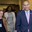 Con 53 años, Hakeem Jeffries, sucederá a Nancy Pelosi en este cargo.
