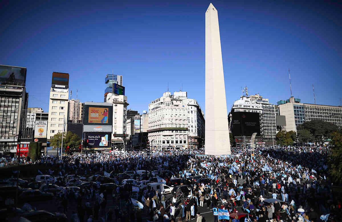 La gente protesta contra las políticas de cuarentena del gobierno argentino, las cuales buscan contener el coronavirus. Imagen tomada junto al monumento Obelisco en Buenos Aires, Argentina, el lunes 17 de agosto. Los manifestantes dijeron que consideran las restricciones como una violación de su libertad personal. Foto: Natacha Pisarenko / AP