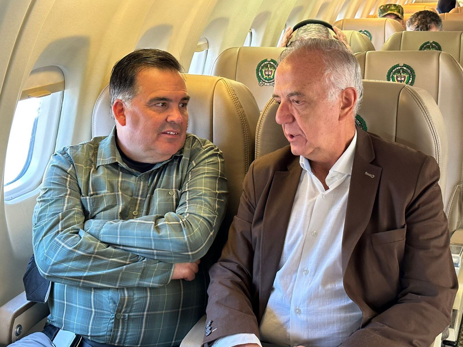 El ministro Iván Velázquez viajando al Darién con la Policía.