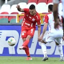 Juan Fernando Quintero realizando un pase