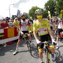 El líder Tadej Pogacar en la salida de Mourenx con su equipo UAE Team