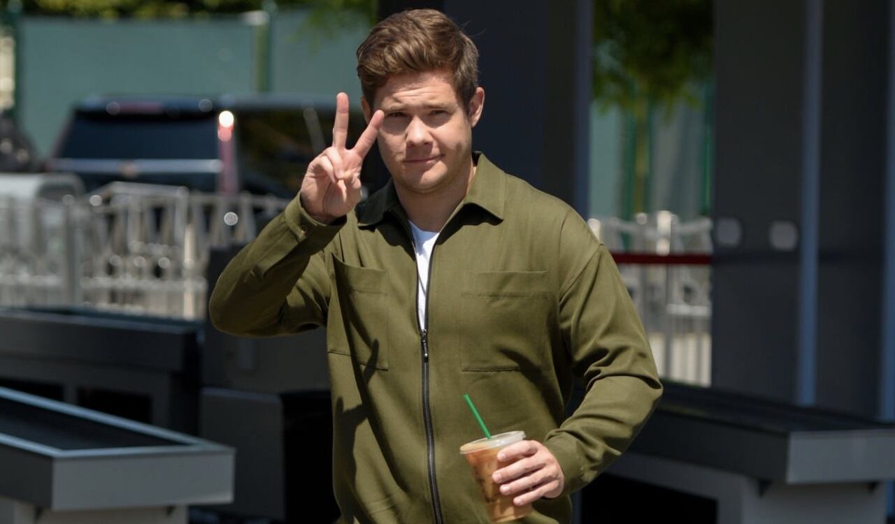 Adam DeVine contó la experiencia que vivió al frente de su casa