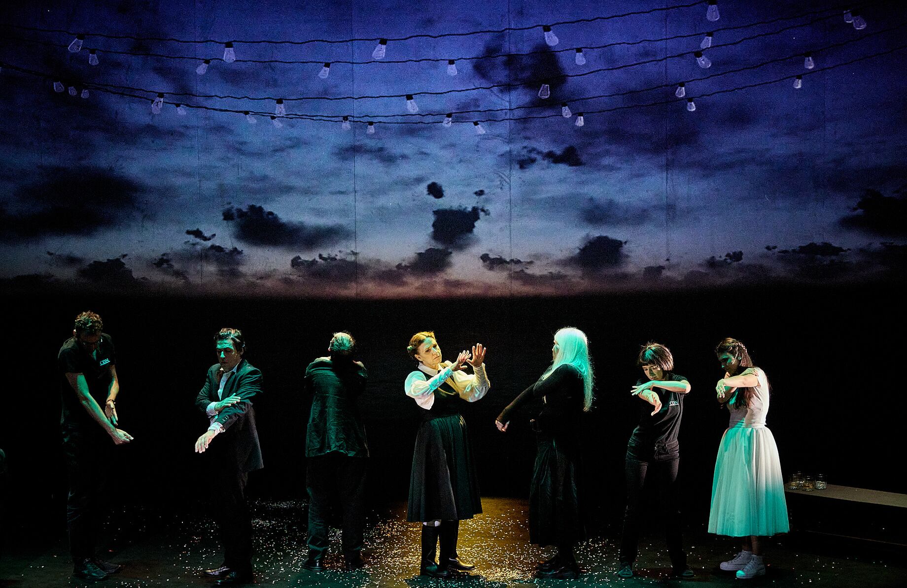 'LA GAVIOTA', una presentación como pocas, se presenta en el Festival d'Avignon. 

El texto de Antón Chejov, adaptado y puesto en escena por Chela De Ferrari, con colaboración y dramaturgia de Luis Alberto León, Melanie Werder y música de Nacho Bilbao. La actúan los actores invidentes Patty Bonet, Miguel Escabias, Emilio Gálvez, Belén González del Amo, Antonio Lancis, Domingo López, Eduart Mediterrani, Paloma de Mingo Heras, Lola Robles, Agus Ruiz, Macarena Sanz y Nacho Bilbao.