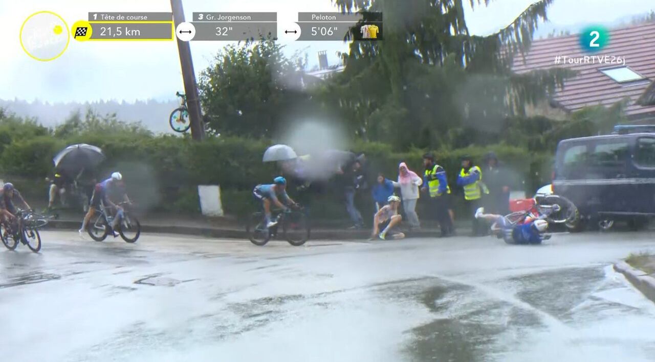 En una curva, el español sufre una aparatosa caída, golpeándose con el suelo y un bordillo en la cadera y las costillas.