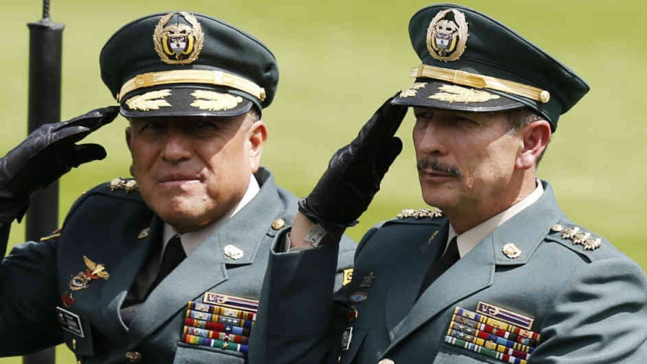 El general Nicacio Martínez (der.), comandante del Ejército Nacional