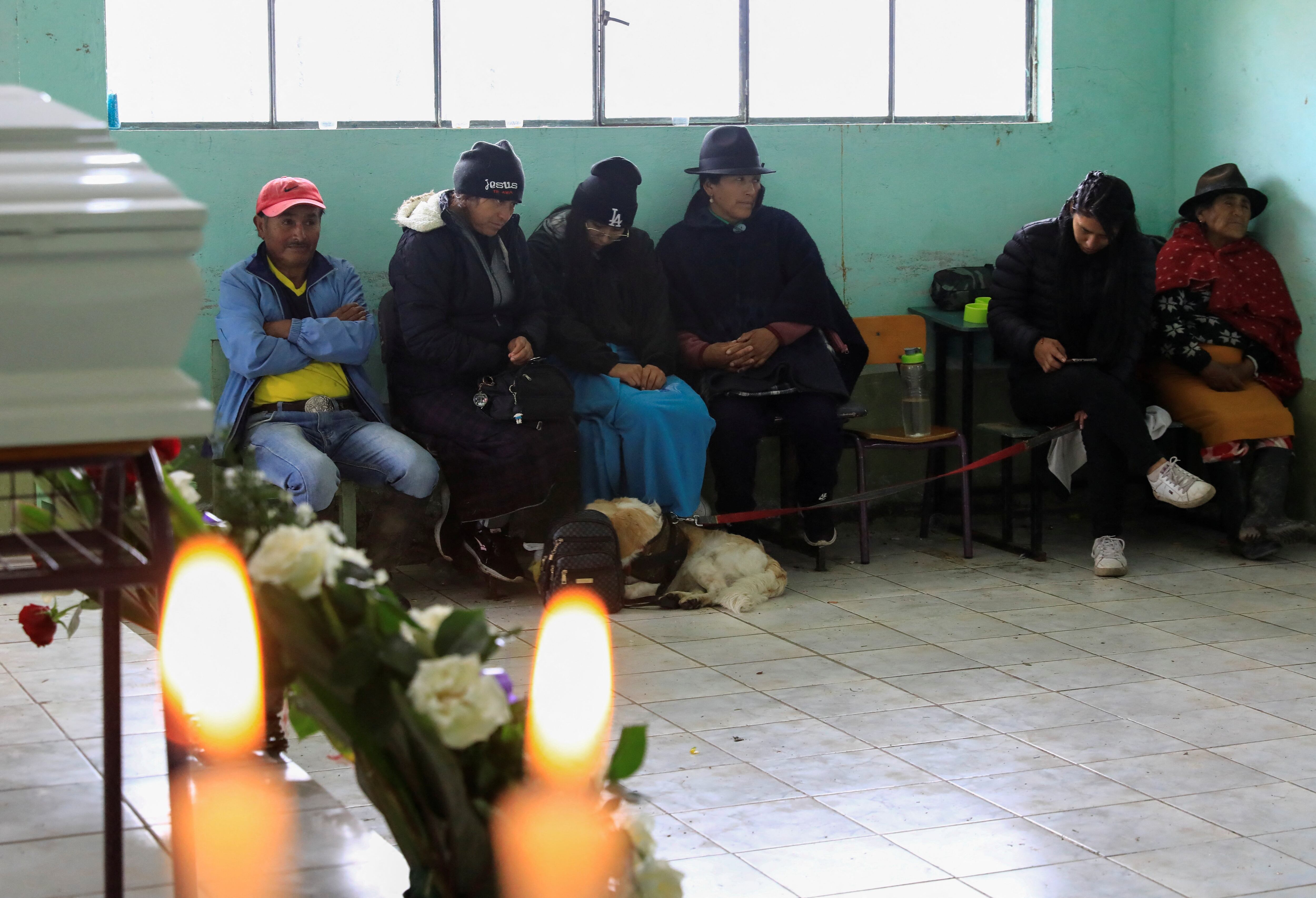 Familiares de las víctimas les dan "el último adiós" a sus familiares en Ecuador. Foto: Reuters.