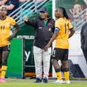 Bruce Mwape, director técnico de la Selección de Zambia, junto a sus jugadoras.