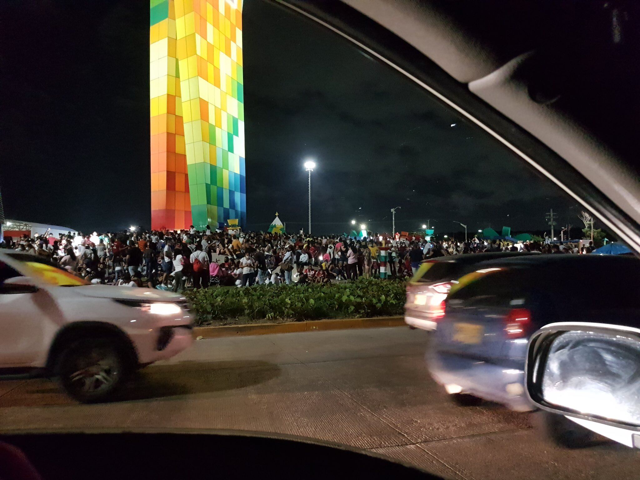 Foto tomada por un ciudadano el día del encendido del árbol navideño, en la Avenida Circunvalar.