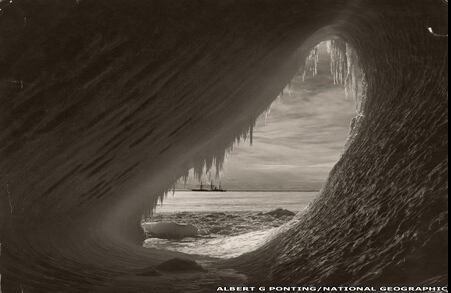 Esta imagen del barco Terra Nova fue tomada por Herbert G Ponting en la Antártida. El ángulo le permitió al fotógrafo enmarcar la embarcación en una hermosa gruta de hielo. (Foto original de NatGeo / Tomada de BBC Mundo).