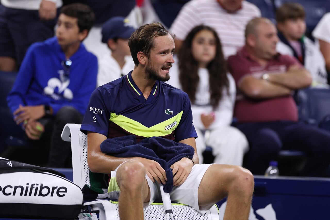 Daniil Medvedev reacciona tras perder el tercer set contra Christopher O'Connell de Australia durante su partido de segunda ronda de individuales masculinos el cuarto día del Abierto de Estados Unidos de 2023 en el Centro Nacional de Tenis Billie Jean King de la USTA en la USTA. Centro Nacional de Tenis Billie Jean King el 31 de agosto de 2023 en el barrio de Flushing del distrito de Queens en la ciudad de Nueva York. (Foto de Mike Stobe/Getty Images)