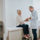 El dolor en las manos y el hormigueo es uno de los síntomas de la diabetes.