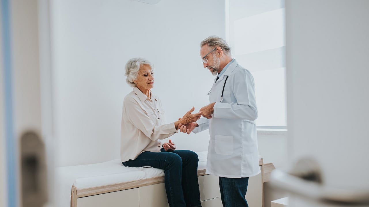 El dolor en las manos y el hormigueo es uno de los síntomas de la diabetes.