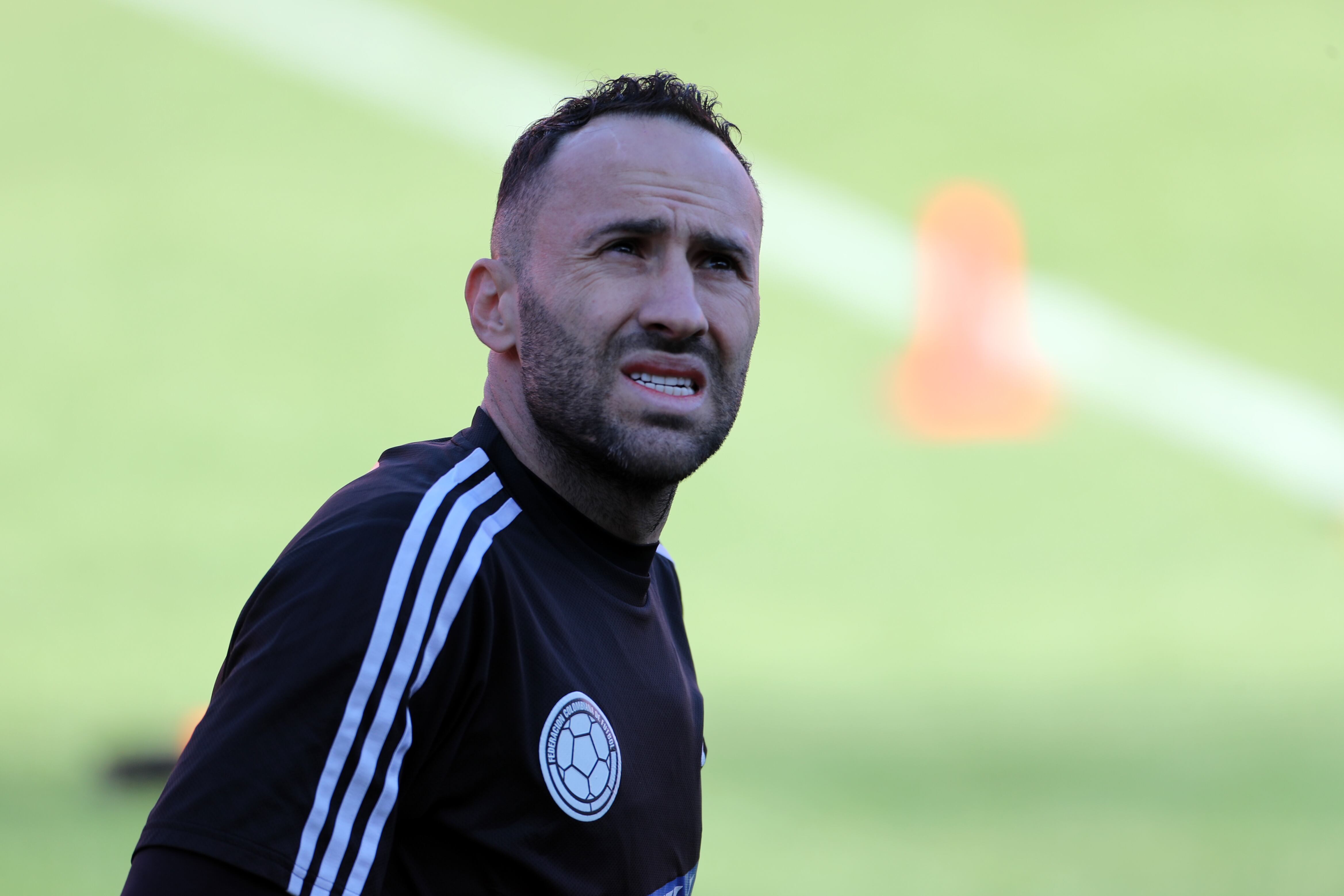 El portero David Ospina calienta durante una sesión de entrenamiento antes del amistoso internacional contra México en Los Ángeles Memorial.