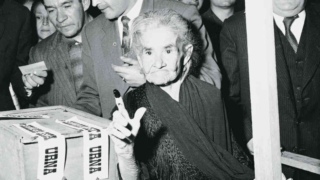 El primero de diciembre de 1957, en el plebiscito que dio origen al Frente Nacional, las mujeres pudieron votar por primera vez. Foto: Archivo EL TIEMPO