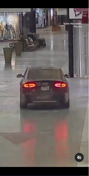 El automóvil habría hecho una parada en una tienda de electrónica. Foto: Instagram @cnn.