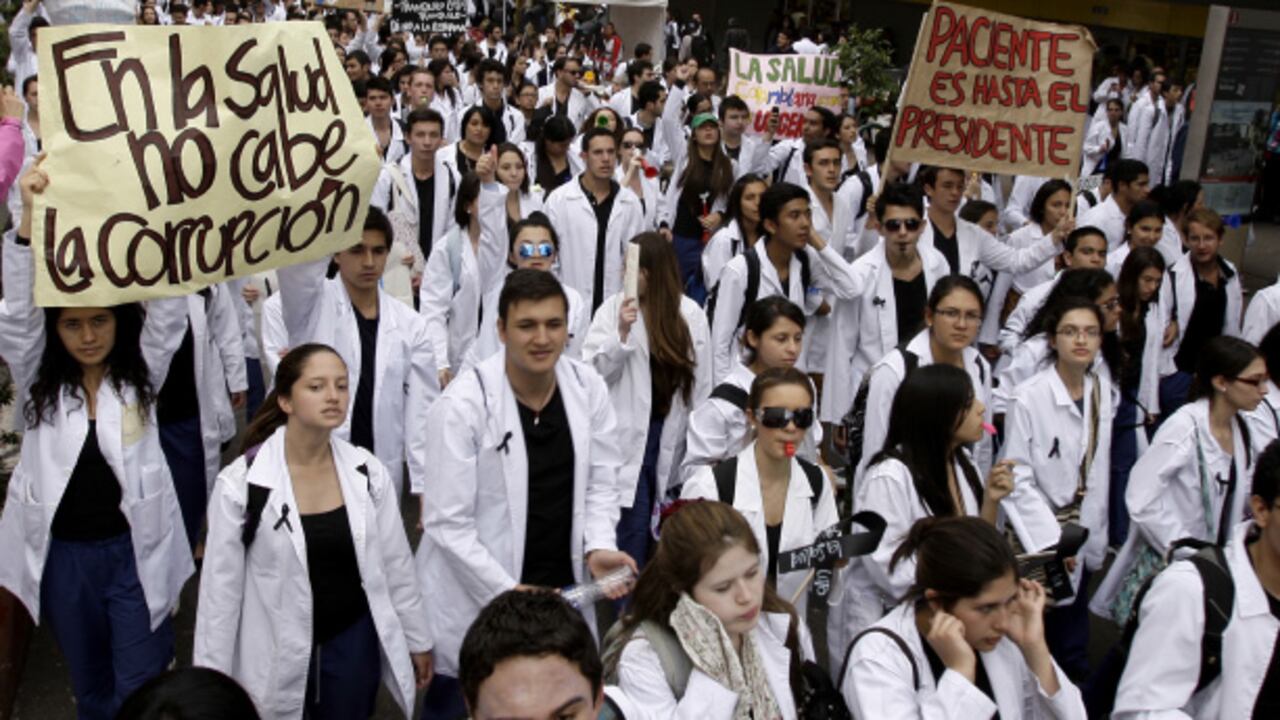 Los médicos, empleados de la salud y estudiantes de Medicina salieron a las calles a protestar porque la reforma a la Ley 100 empeora aún más la práctica médica. Se anuncia una huelga de batas blancas.