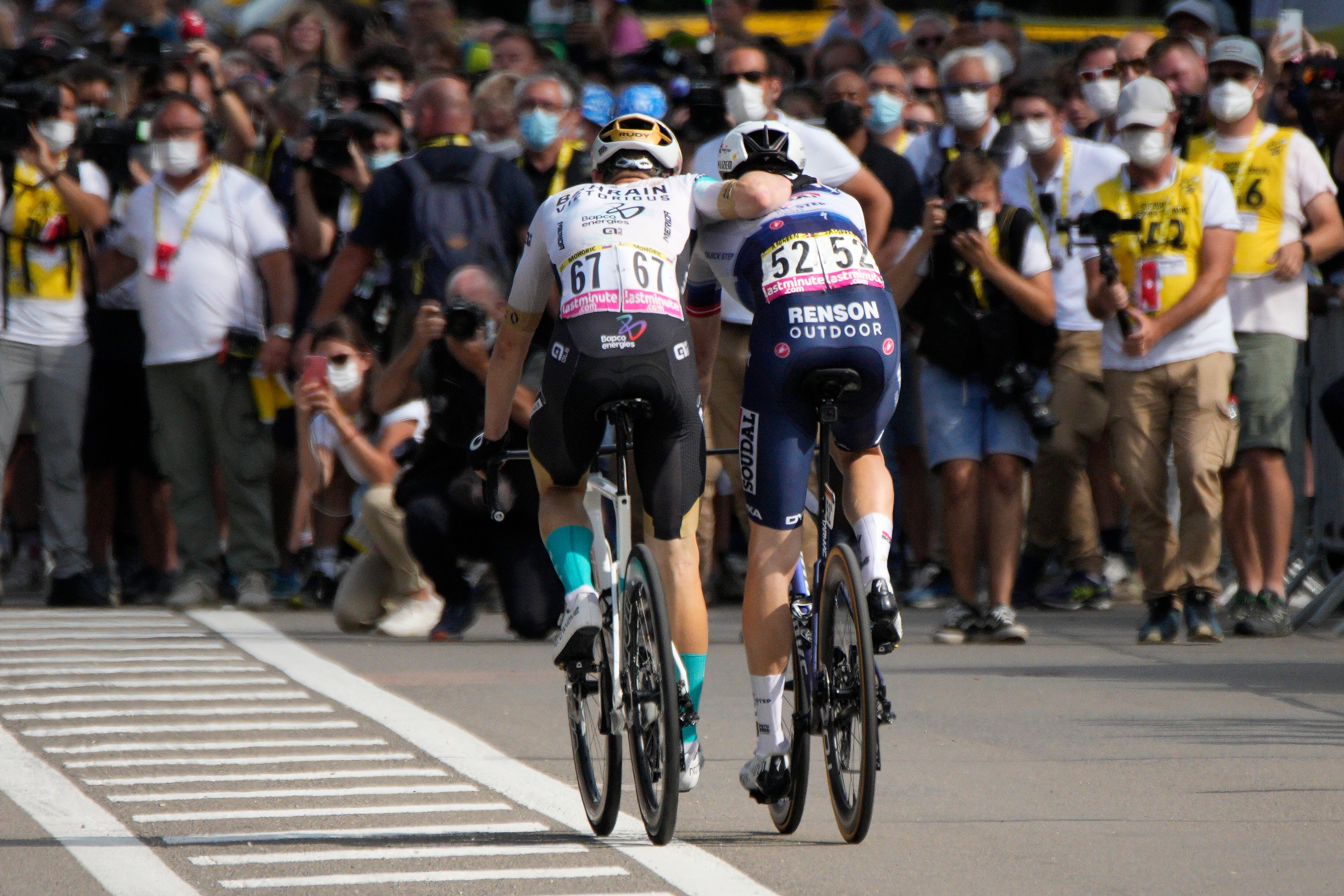 El ganador de etapa Matej Mohoric de Eslovenia, a la izquierda, abraza al segundo clasificado Kasper Asgreen de Dinamarca después de la decimonovena etapa de la carrera ciclista del Tour de Francia de más de 173 kilómetros (107,5 millas) con inicio en Moirans-en-Montagne y final en Poligny, Francia, el viernes 21 de julio de 2023. (Foto AP/Daniel Cole)
