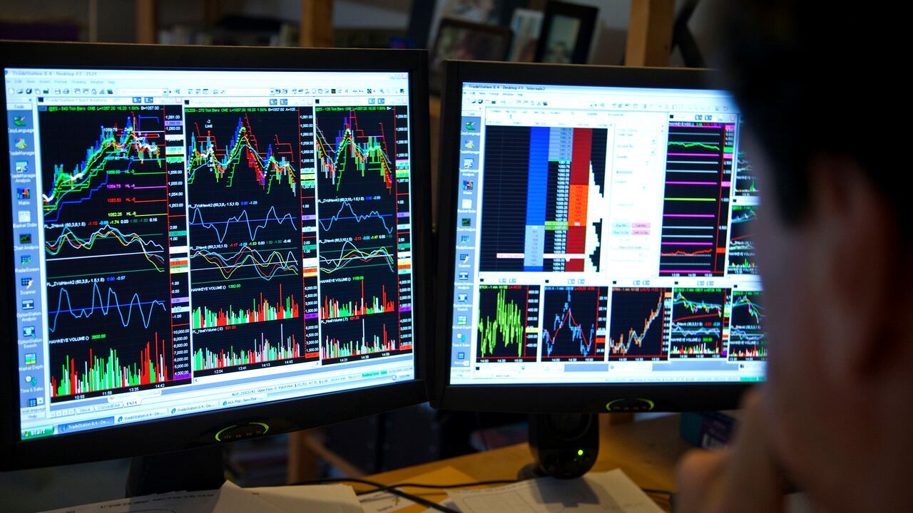 Un comerciante diario mirando información bursátil en su computadora en su casa en Hilton Head, Carolina del Sur.