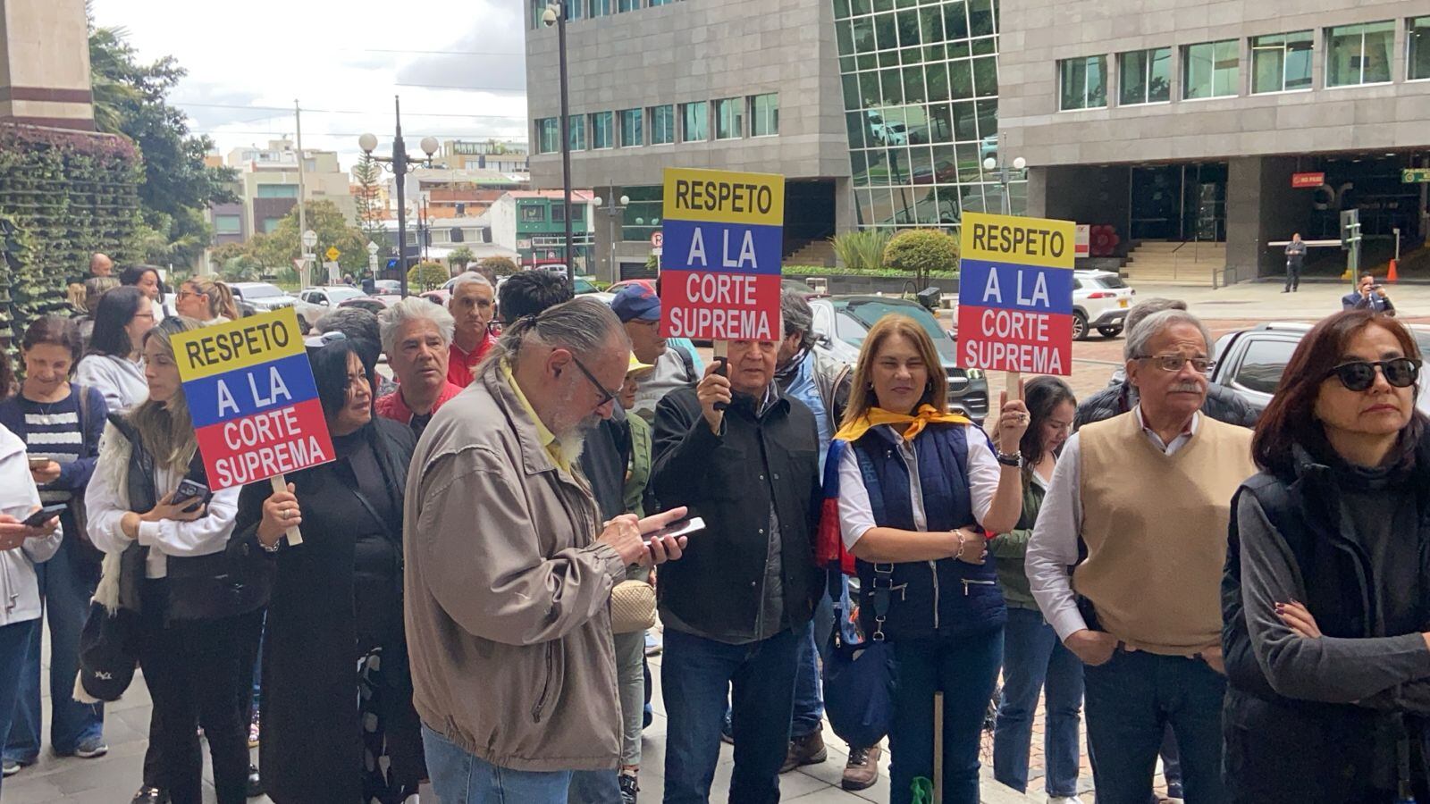 Este sábado, 17 de febrero, se realizó un plantón frente a la sede de la ONU en Bogotá, en defensa de la Corte Suprema de Justicia.