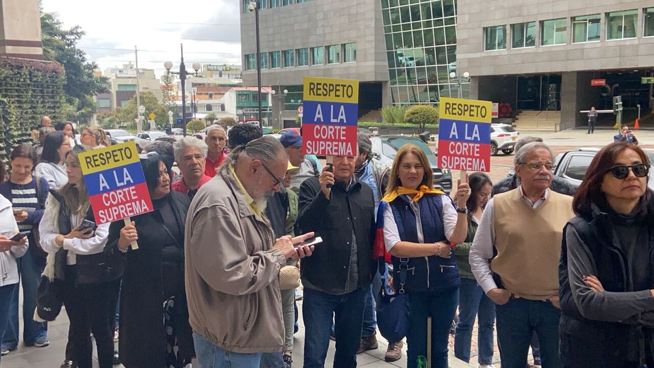 Este sábado, 17 de febrero, se realizó un plantón frente a la sede de la ONU en Bogotá, en defensa de la Corte Suprema de Justicia.