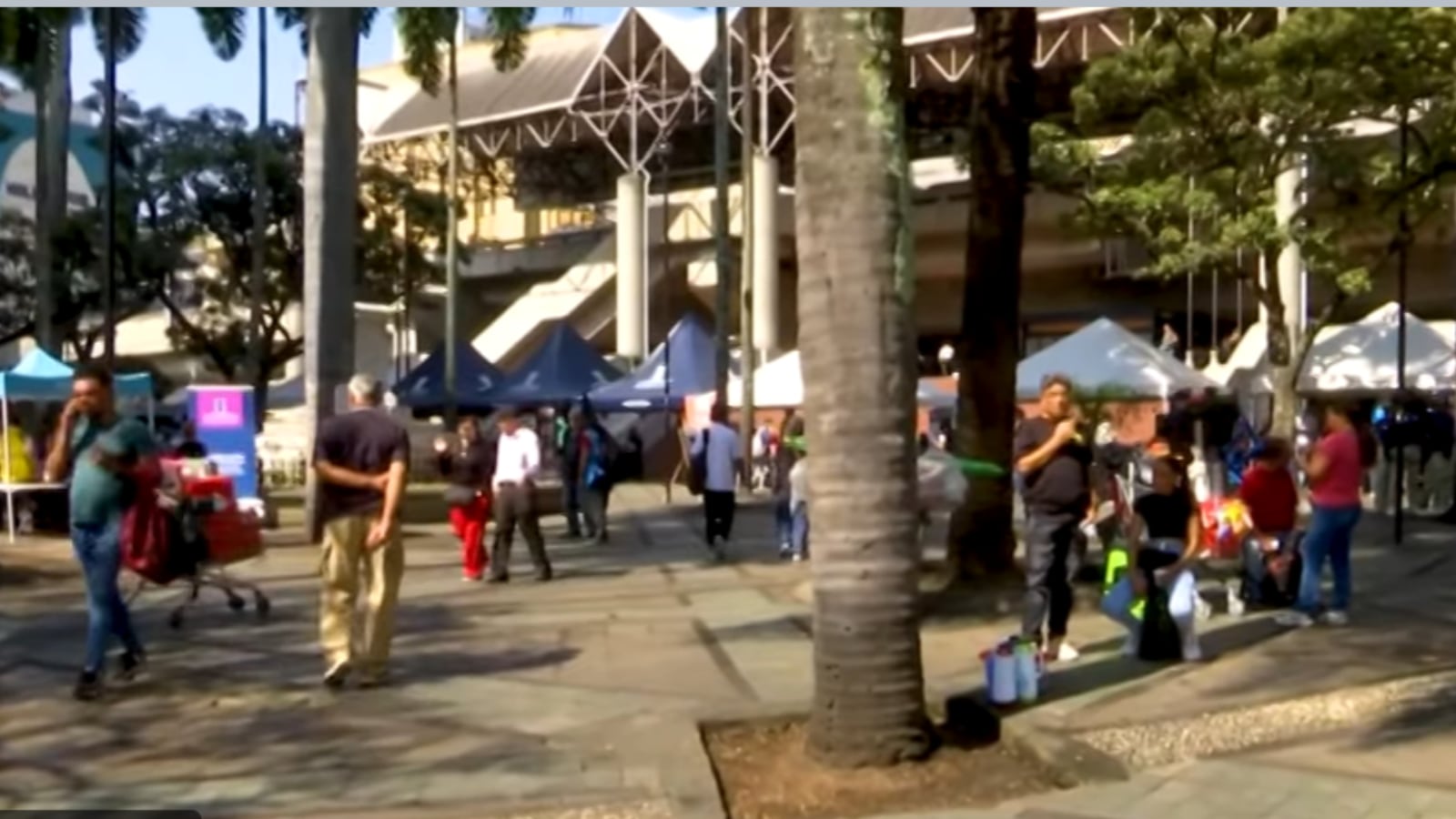 Vista del Parque Berrío, en el centro de Medellín, que será intervenido a partir del 23 de febrero como parte de un proyecto de renovación urbana anunciado por la Alcaldía.