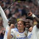 Ferland Mendy, Luka Modric y Vinicius abrazados en la celebración