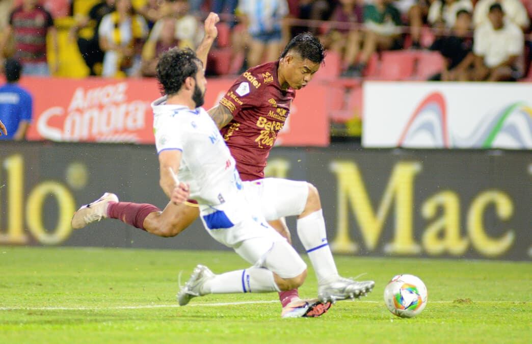 Nicolás Gil marca a Luis Sandoval.