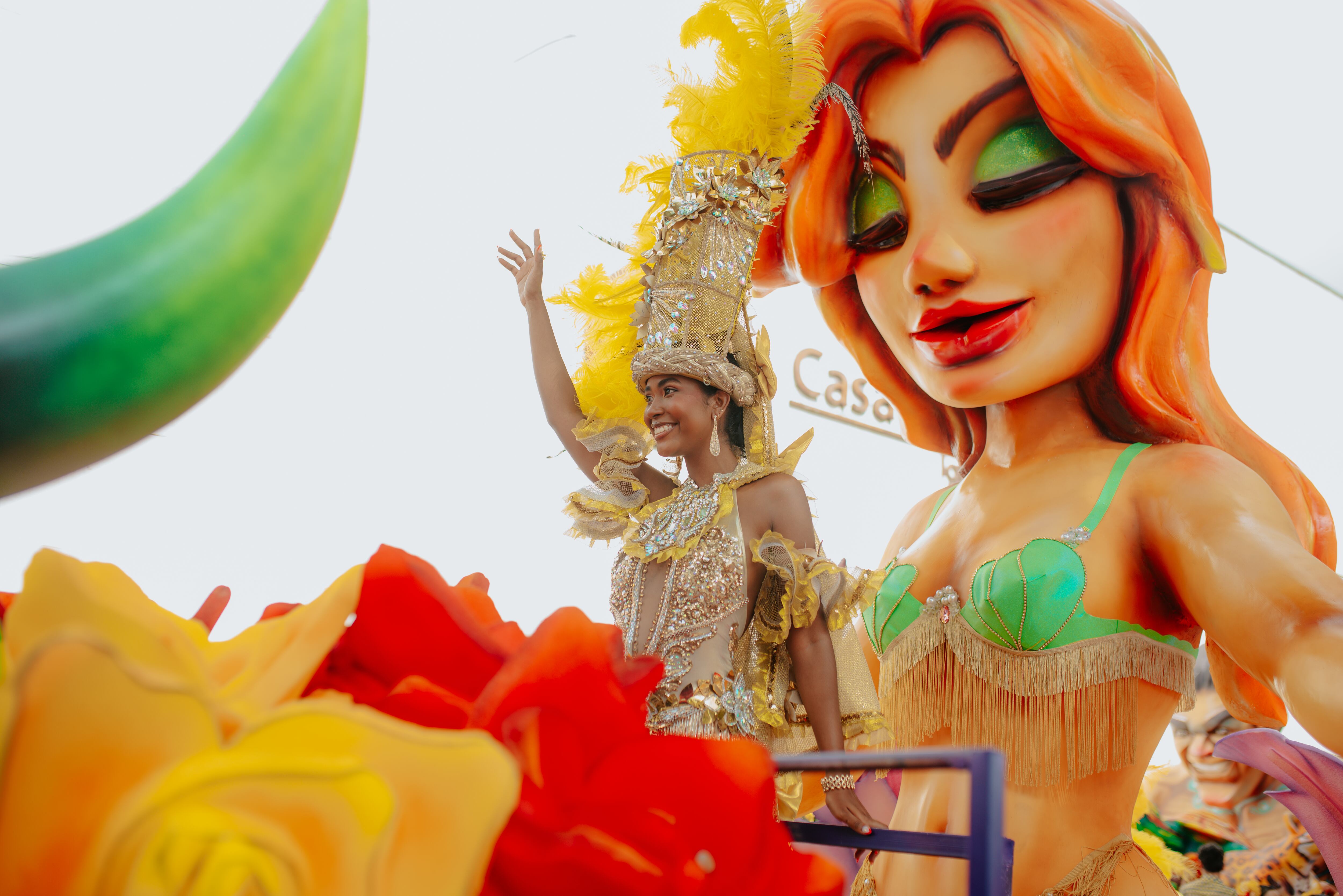 Hania Orozco, la Reina Popular 2024, lideró el bloque del carnaval a bordo de una carroza que homenajeaba la festividad.