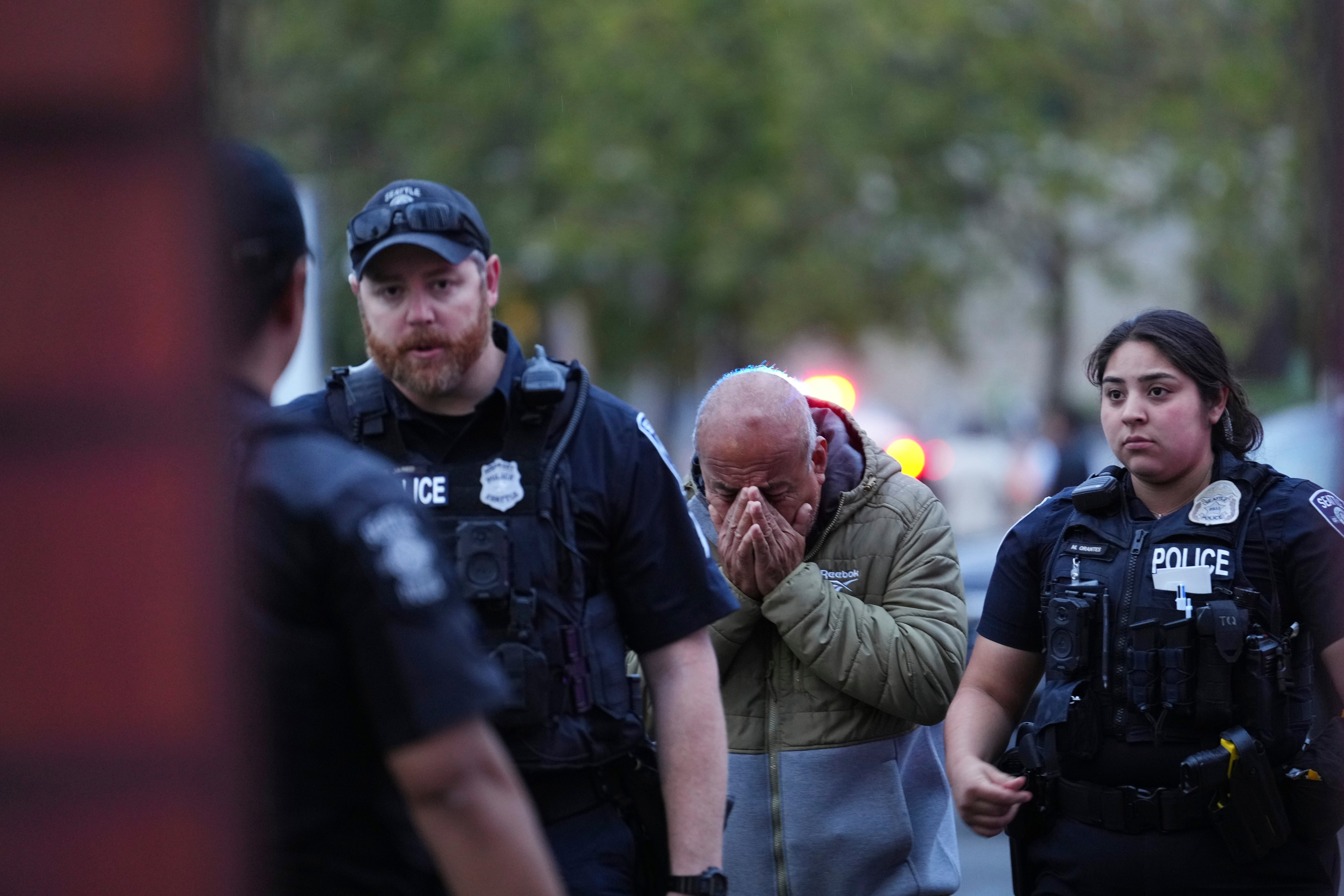 Un hombre no identificado es conducido por la policía luego de que respondieran a un tiroteo en el Seattle Center durante el festival gastronómico Bite of Seattle, el domingo 26 de julio de 2026, en Seattle, Washington. (AP Foto/Lindsey Wasson)