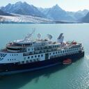 Una vista del Ocean Explorer, un crucero noruego con bandera de Bahamas con 206 pasajeros y tripulantes, que se quedó varado en el noroeste de Groenlandia, el martes 12 de septiembre de 2023. (SIRIUS/Comando Ártico Conjunto via AP)