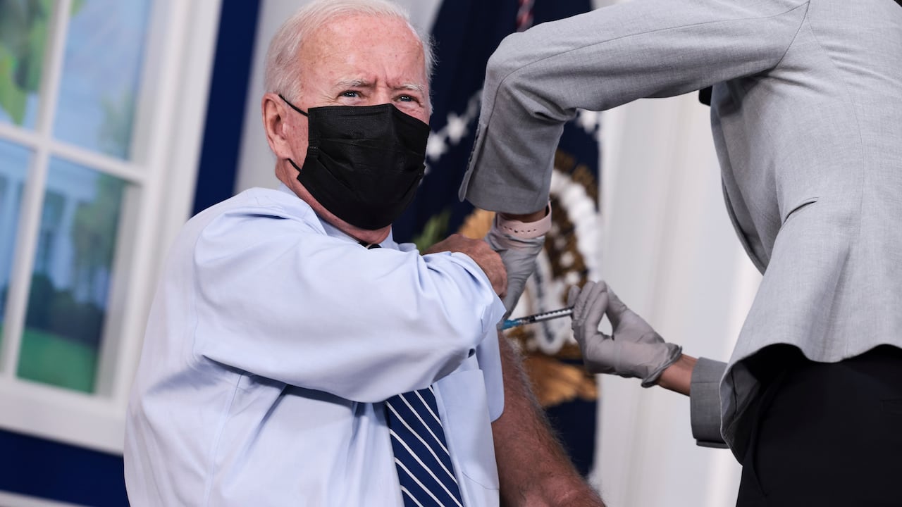 Joe Biden recibiendo la tercera vacuna contra la covid-19
