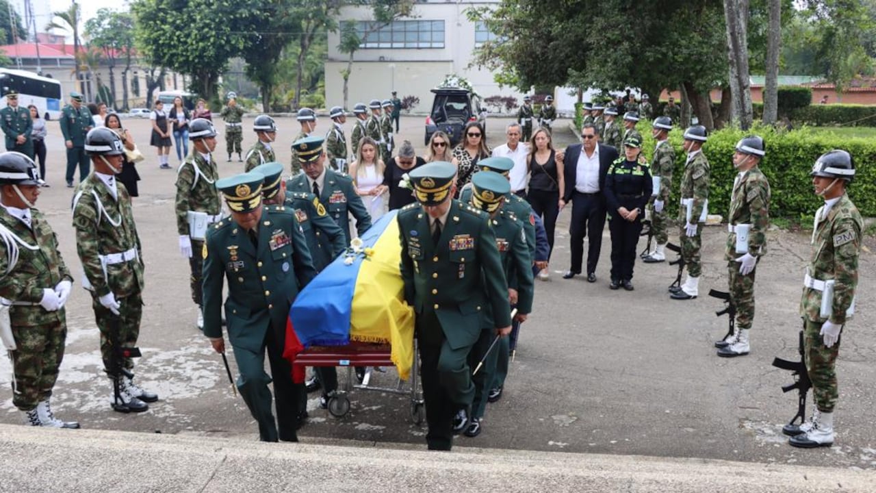 El féretro fue recibido con honores por uniformados de la Segunda División del Ejército Nacional.