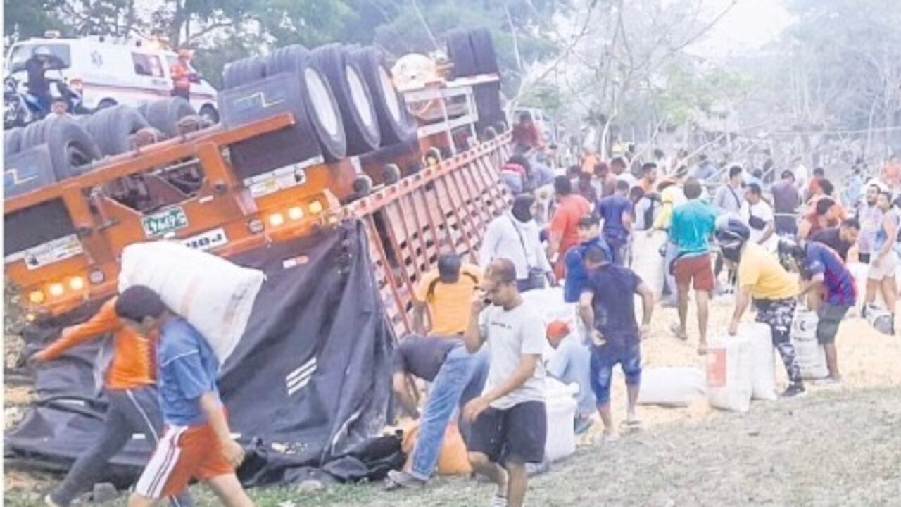 El hecho quedó grabado en video que fue compartido por usuarios de las redes sociales y en el que se puede ver, el automotor siniestrado y a personas que aprovechan para robar los bultos de maíz.