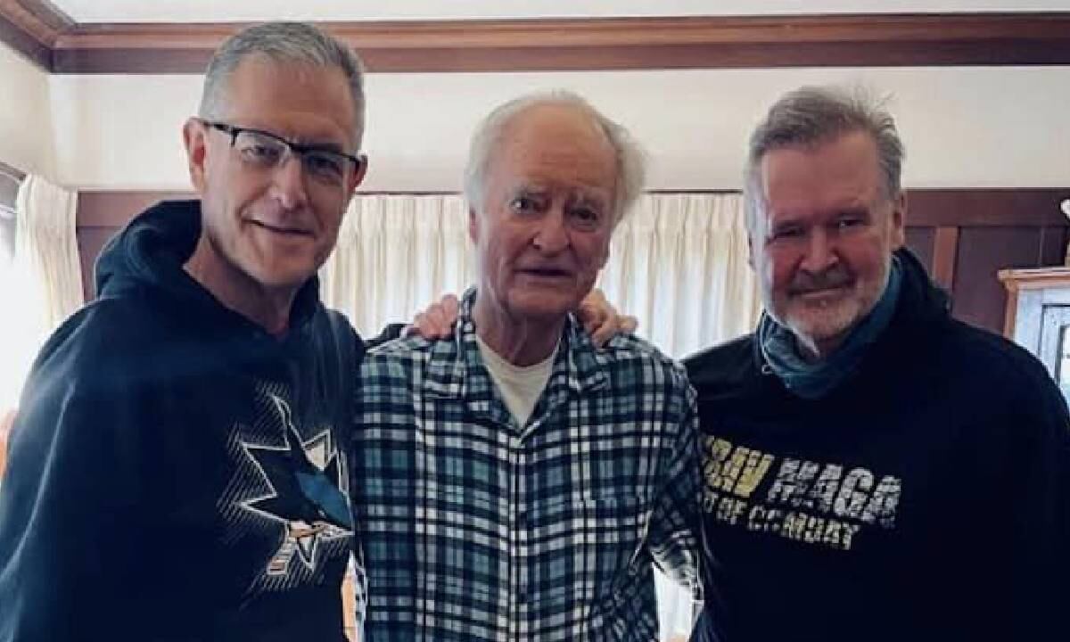 En la foto se ve a Frank Somerville (DER) junto a su padre y su hermano