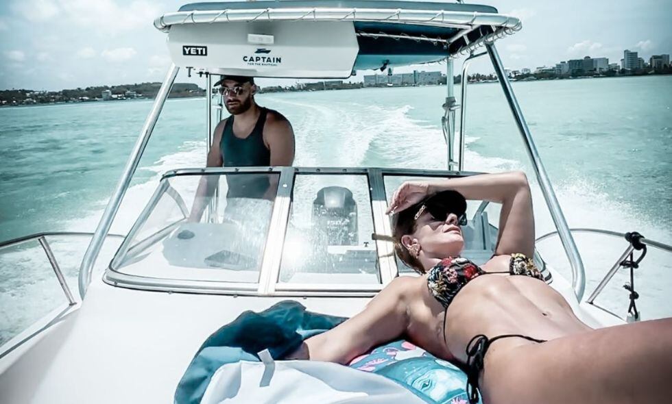 Recientemente, la pareja ha compartido imágenes sobre sus vacaciones a la playa.