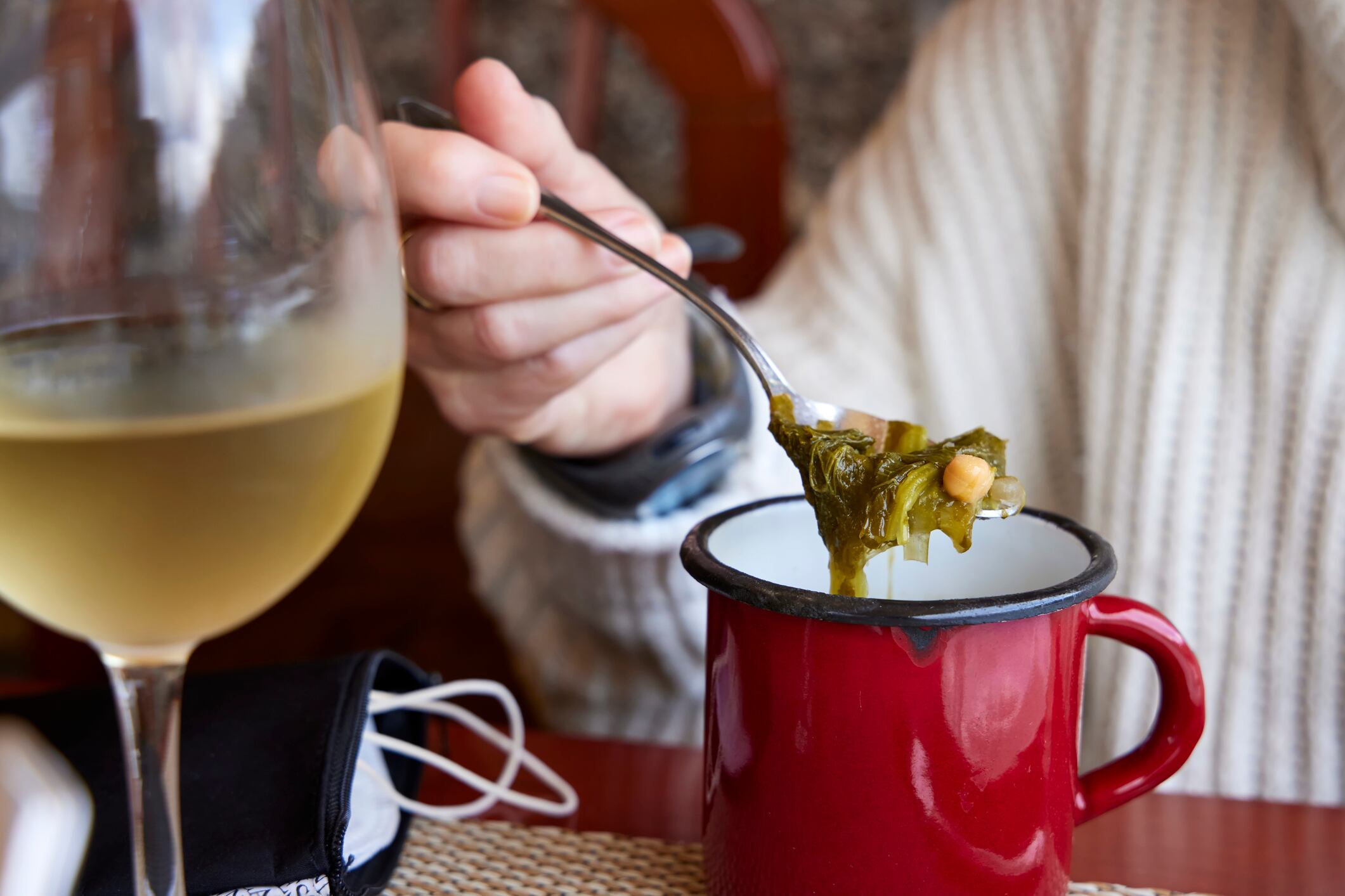 Expertos en salud subrayan que el caldo, con su abundancia de vitamina B y propiedades antiinflamatorias, no solo nutre el cuerpo, sino que también lo protege contra diversas condiciones de salud, incluida la anemia.