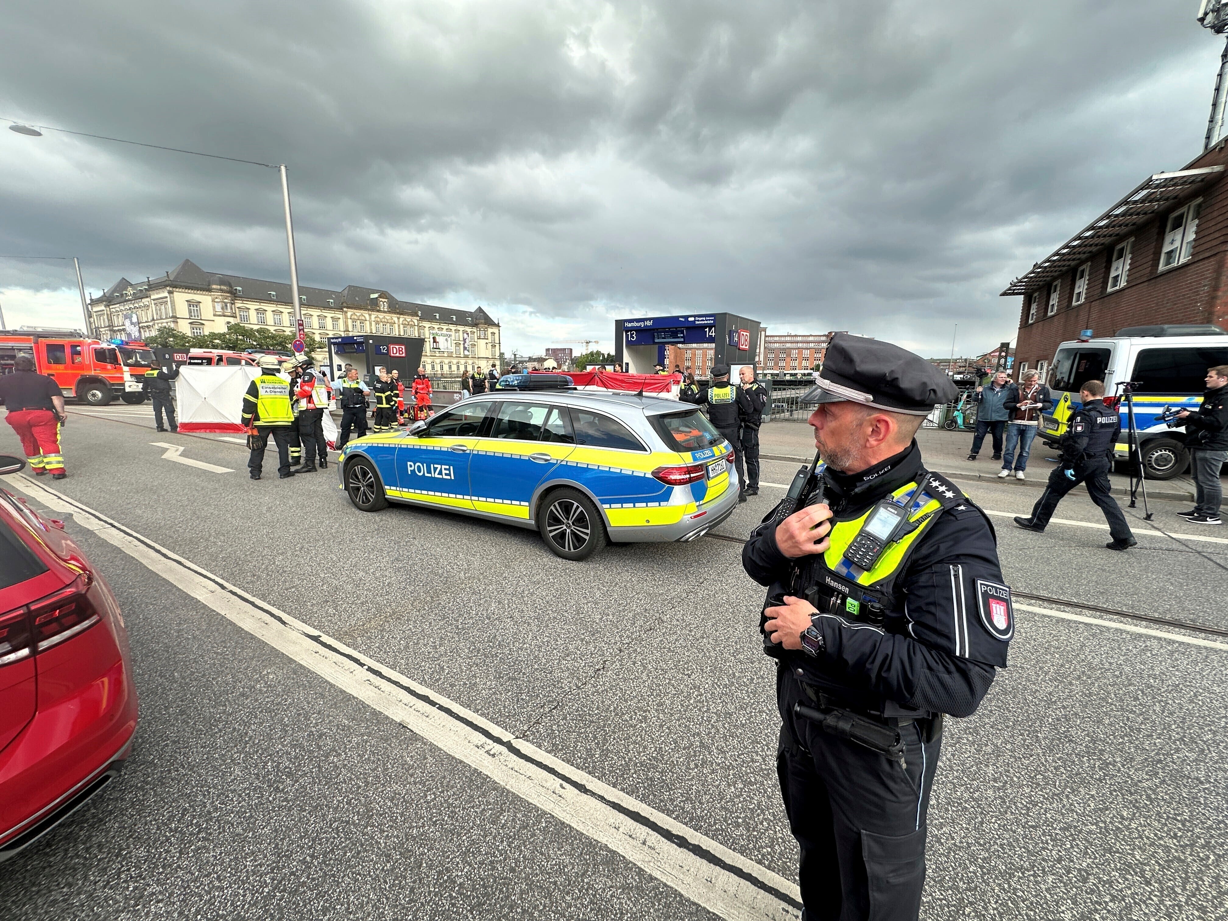Policías vigilan en el lugar donde se registró un apuñalamiento en la Estación Central de trenes de Hamburgo, Alemania, el viernes 23 de mayo de 2025. (Steven Hutchings/dpa vía AP)