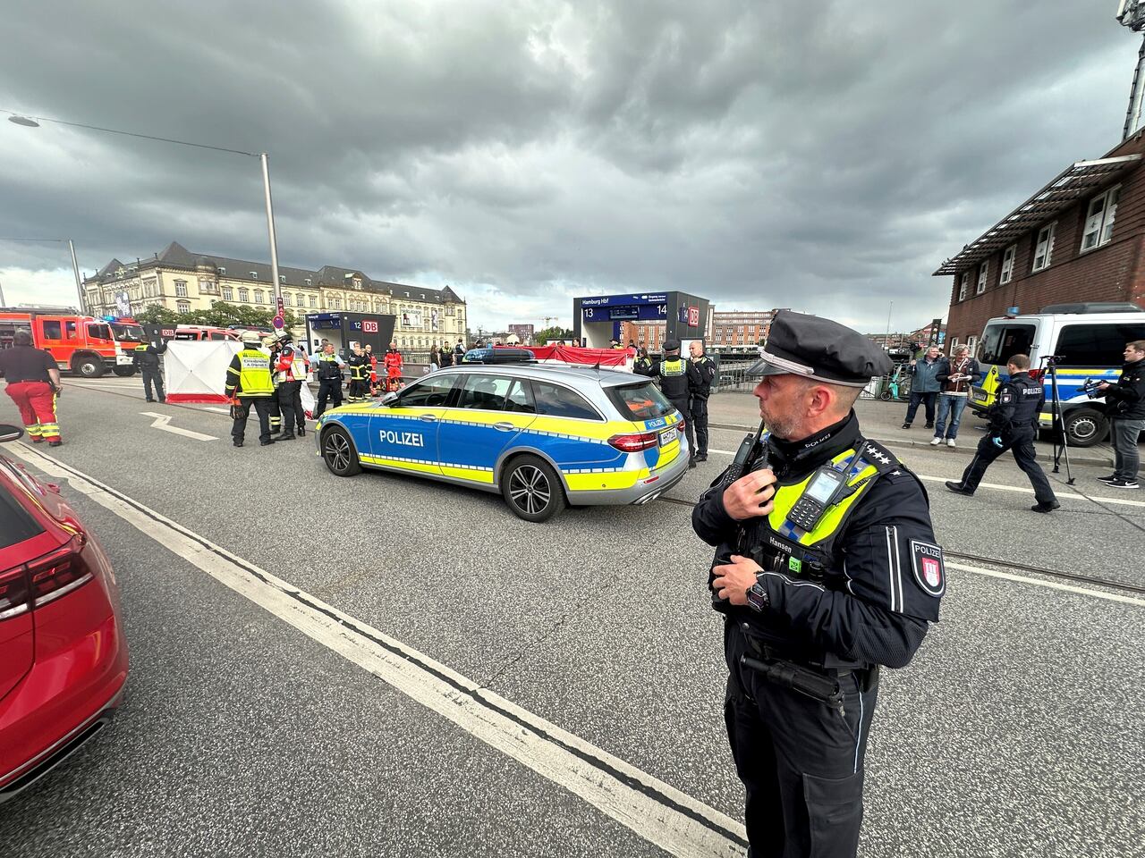 Policías vigilan en el lugar donde se registró un apuñalamiento en la Estación Central de trenes de Hamburgo, Alemania, el viernes 23 de mayo de 2025. (Steven Hutchings/dpa vía AP)
